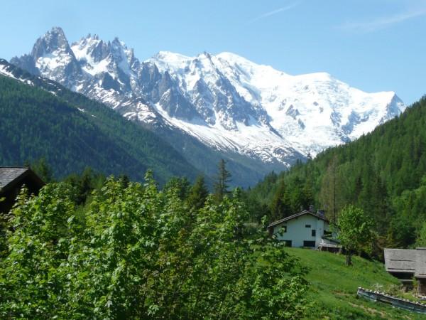 le village et la chaine du Mont-Blanc vue de la terrasse